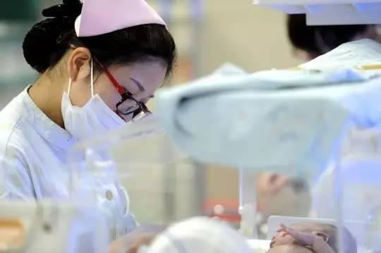 谁说护士只会打针发药？我们无所不能的好么