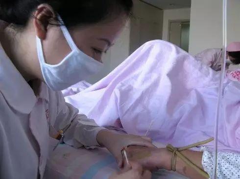 谁说护士只会打针发药？我们无所不能的好么