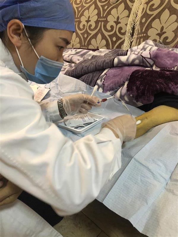 肿瘤患者“失约”没来医院做术后维护，护士上门跪地护理感动患者家属