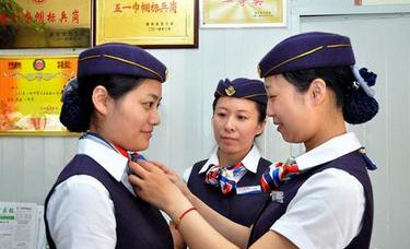 护士穿空姐制服 称受过专业空姐培训后上岗