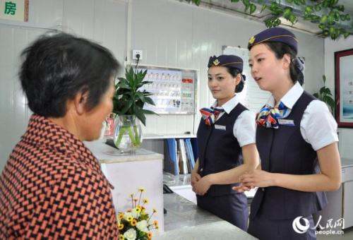 这一举动引发网友质疑:“医患纠纷是因为医生的着装引起的吗?难道也让一生穿上飞行员的服装看病?”、“以后空姐都穿护士服,上岗前去医院培训。旅客上飞机,一人先来一针?”。
