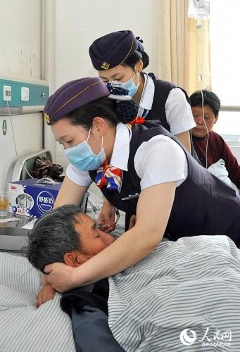 院方表示,这12名护士是受过专业空姐培训之后上岗的。打造“空姐型”护士的目的,就是为了让护士们像空姐在飞机上服务一样,提高服务质量和医护水平。